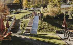 Wer nimmt schon die Treppe, wenn's so eine Rutsche gibt...